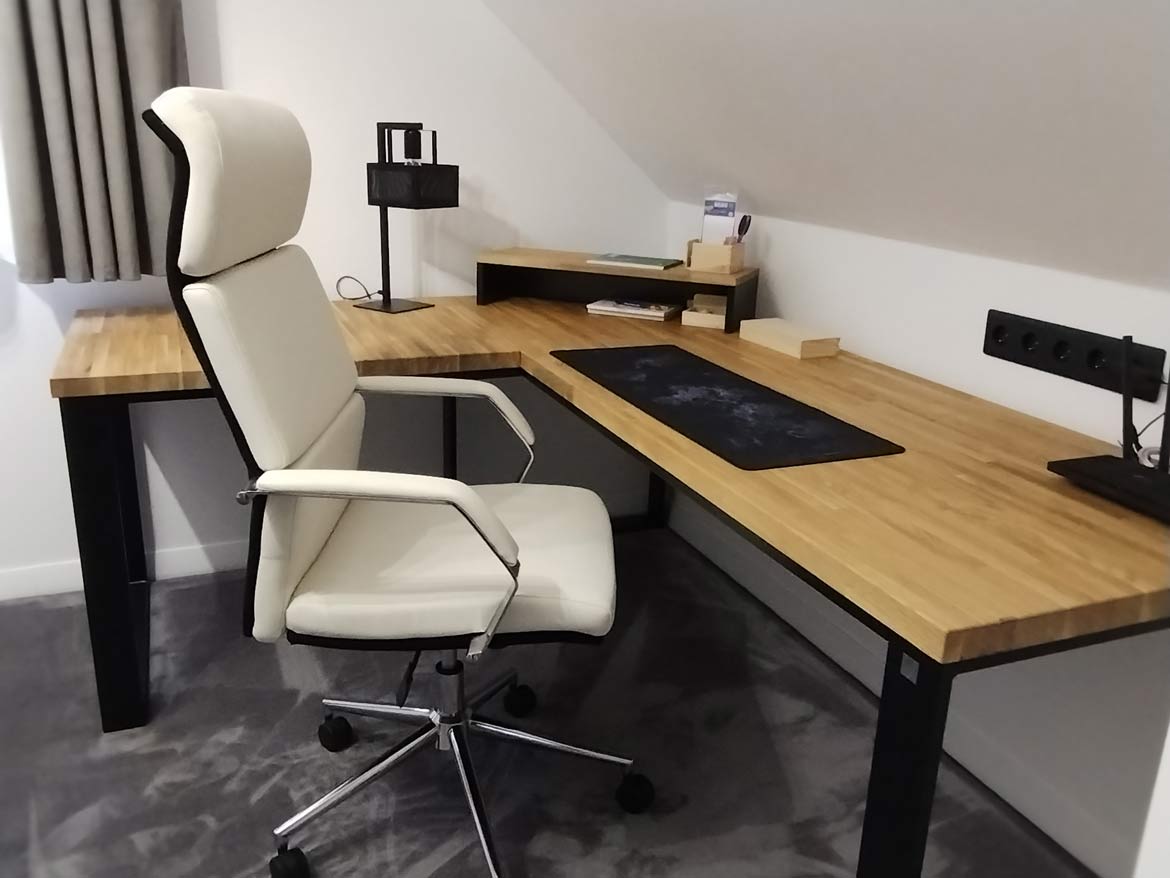 how to set up a desk in a small office - an example of a compact solution
