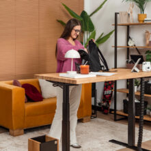 biurko z regulacją wysokości dla ucznia