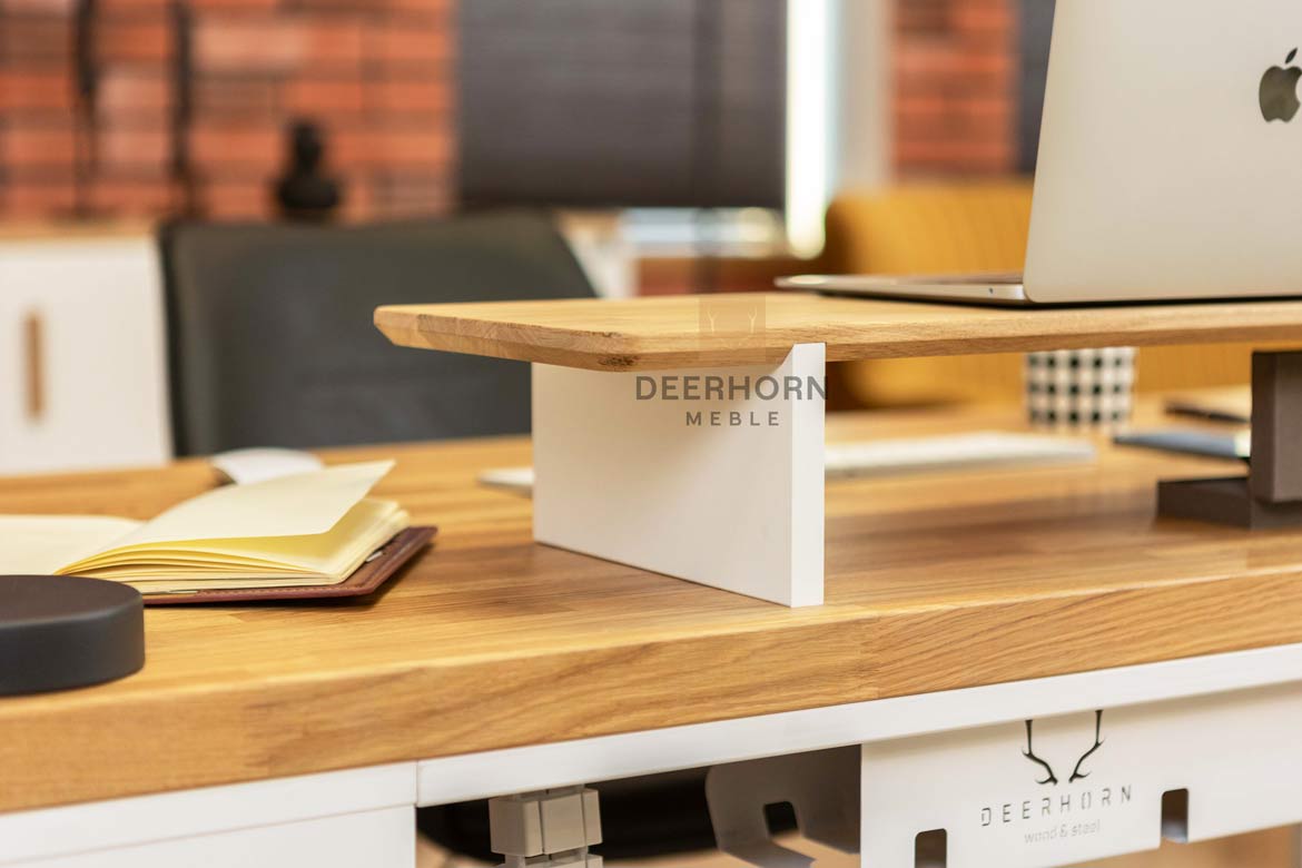 podstawka pod laptopa na blacie biurka