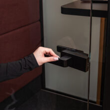 klamka do drzwi szklanych w kabinie akustycznej