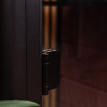 zawiasy do drzwi szklanych w kabinie akustycznej