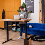 biurko regulowne do pokoju młodego mężczyzny