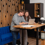 biurko standing desk dla pokolenia Z