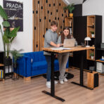 biurko z pamięcią wysokości dla studentów