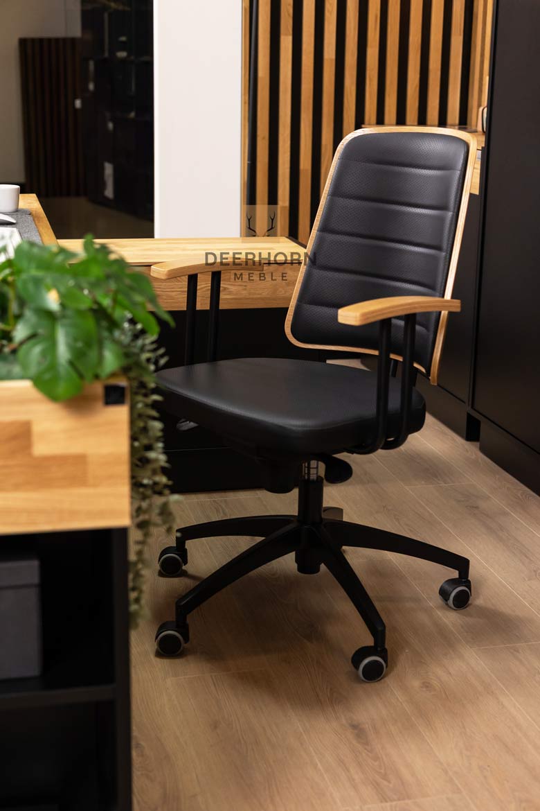 fotel biurowy czarny z drewnem