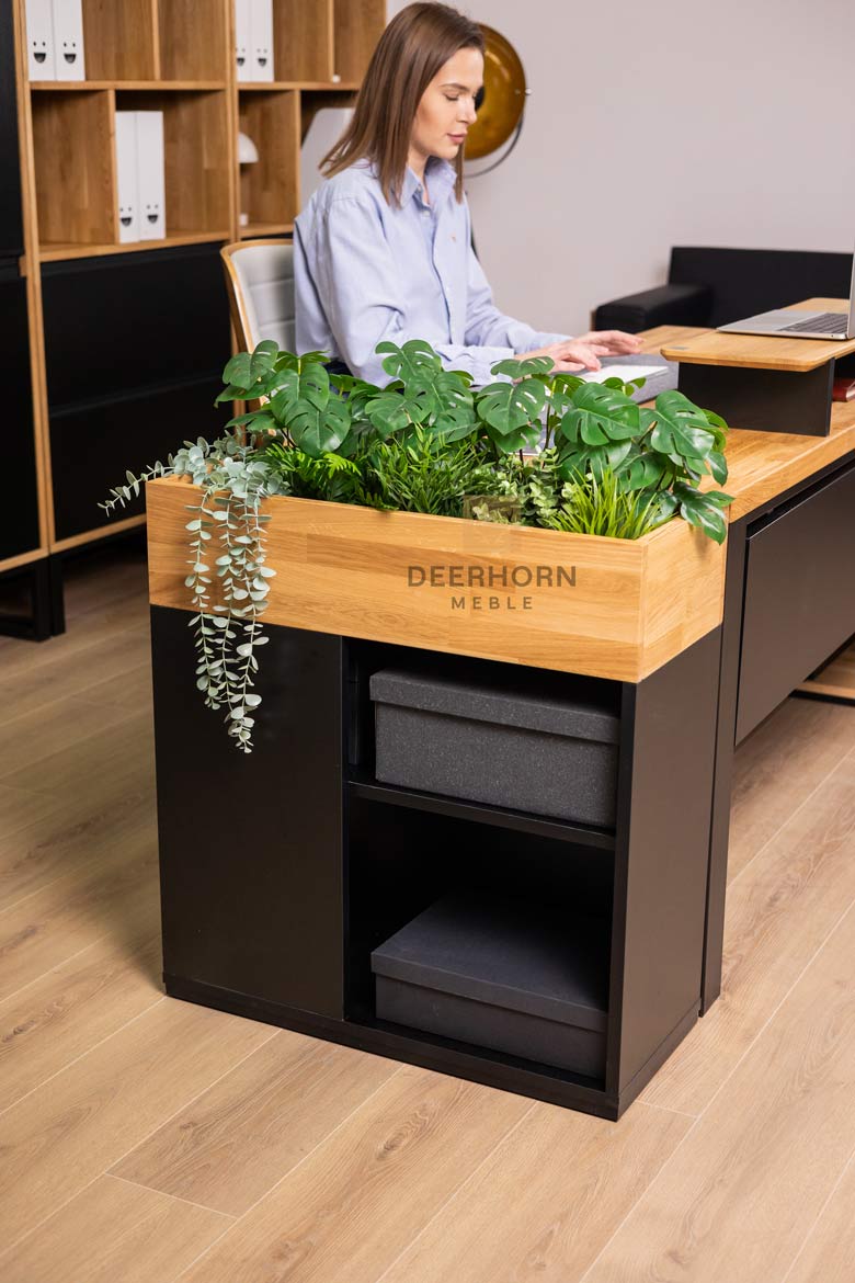 kwietnik czarny z półkami do biura