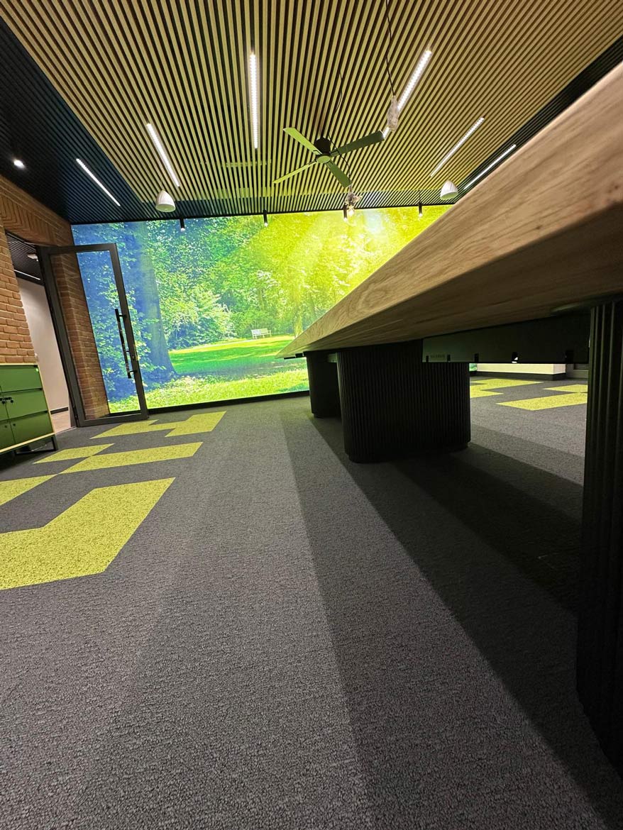 Minimalistyczne wnętrze biurowe z długim stołem i geometryczną podłogą