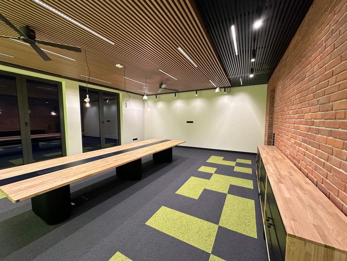 Stół konferencyjny z litego drewna w nowoczesnej przestrzeni biurowej