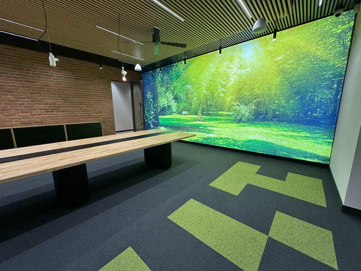 Nowoczesna sala konferencyjna z drewnianym sufitem i designerską wykładziną