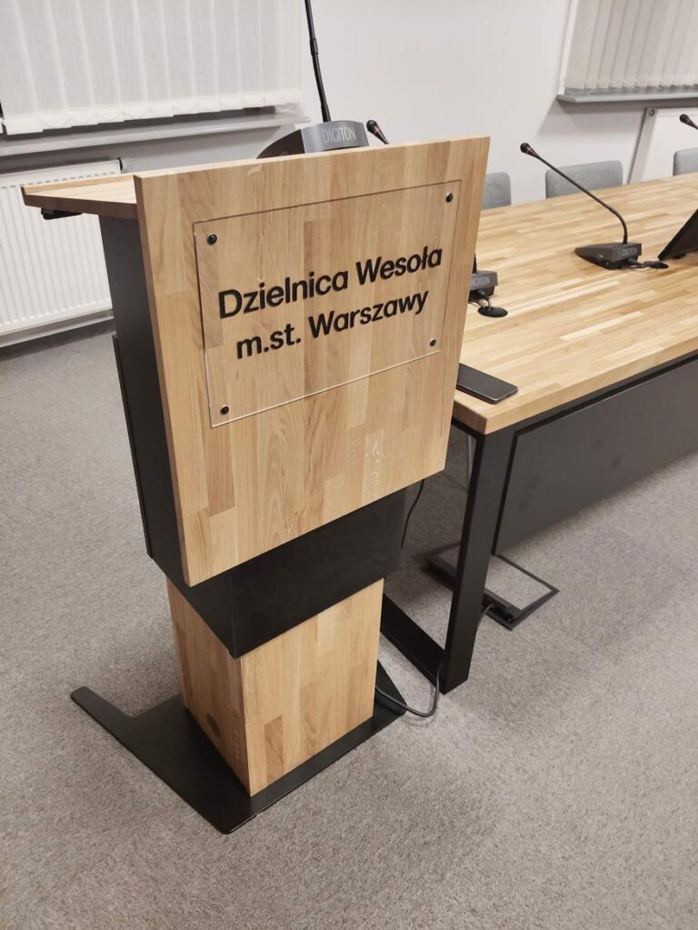Height-adjustable rostrum for the Warsaw Office