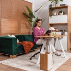 białe biurko młodzieżowe z drewnianym blatem