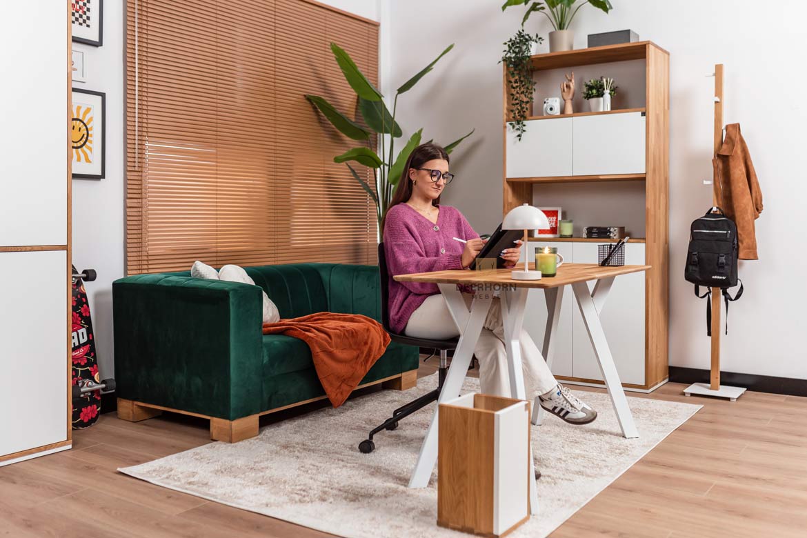 biale-biurko mlodziezowe-z-drewnianym-blatem białe biurko młodzieżowe z drewnianym blatem