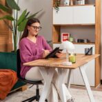 biurko do pokoju młodzieżowego z roślinami