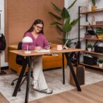 biurko z naturalnym wykończeniem