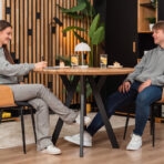 okrągły stół do kawy i rozmów