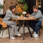 stół drewniany na czarnym stelażu