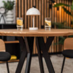 stół na metalowych nogach