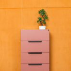 komoda w kolorze ceglastym