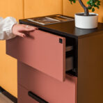 mała komoda do przestrzeni biurowych