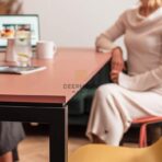 stół do biura z hokerami