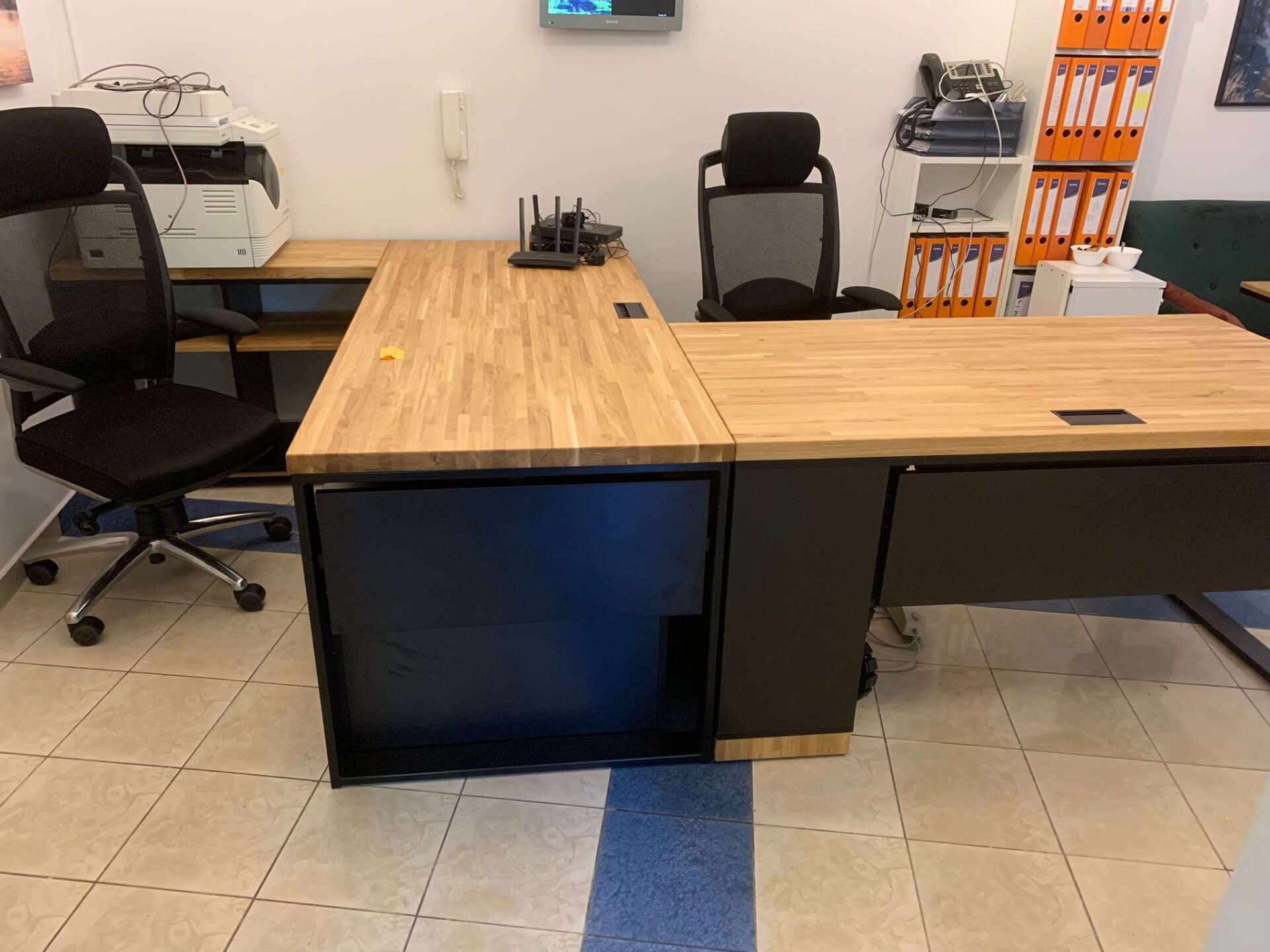 Biurka dla Sani Development z Warszawy