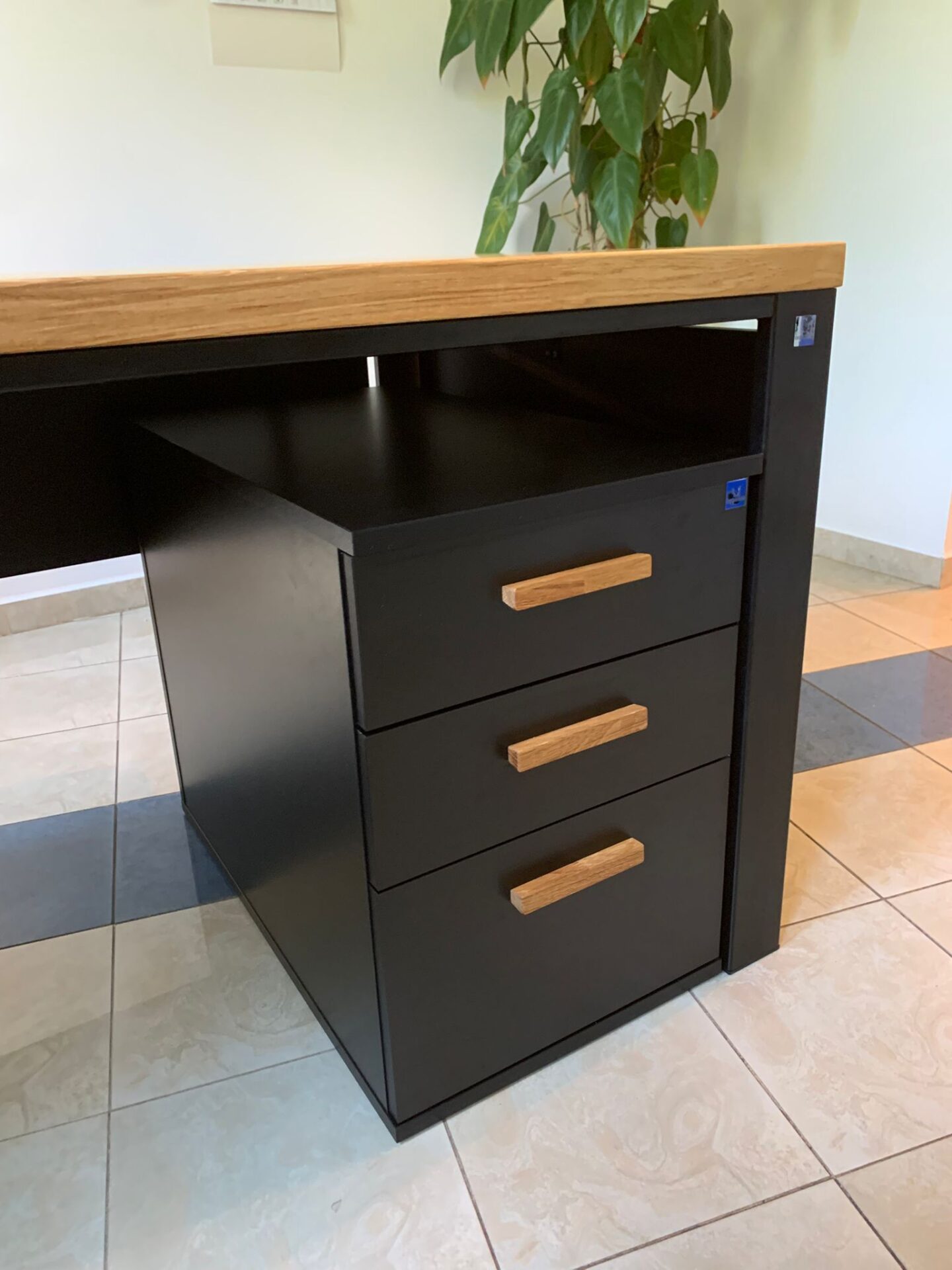 Biurko dla Sani z Warszawy z wniesieniem