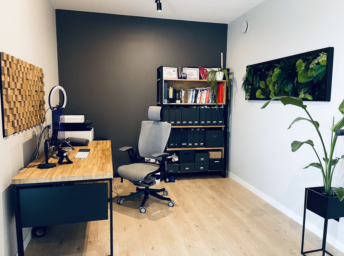 Modern IT office in Rzeszow equipped with Deerhorn furniture