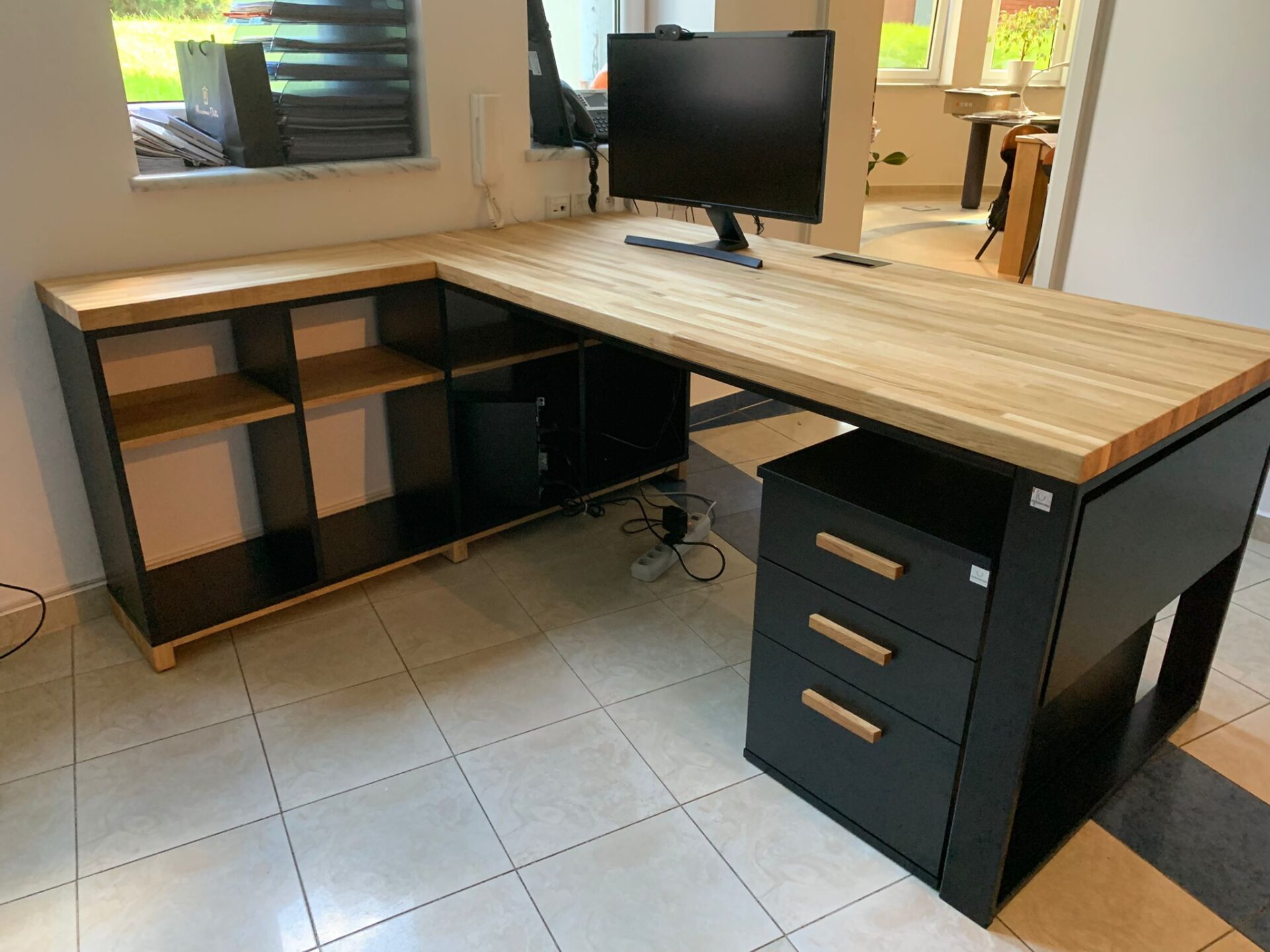 Biurko z kontenerem dla dewelopera z Warszawy