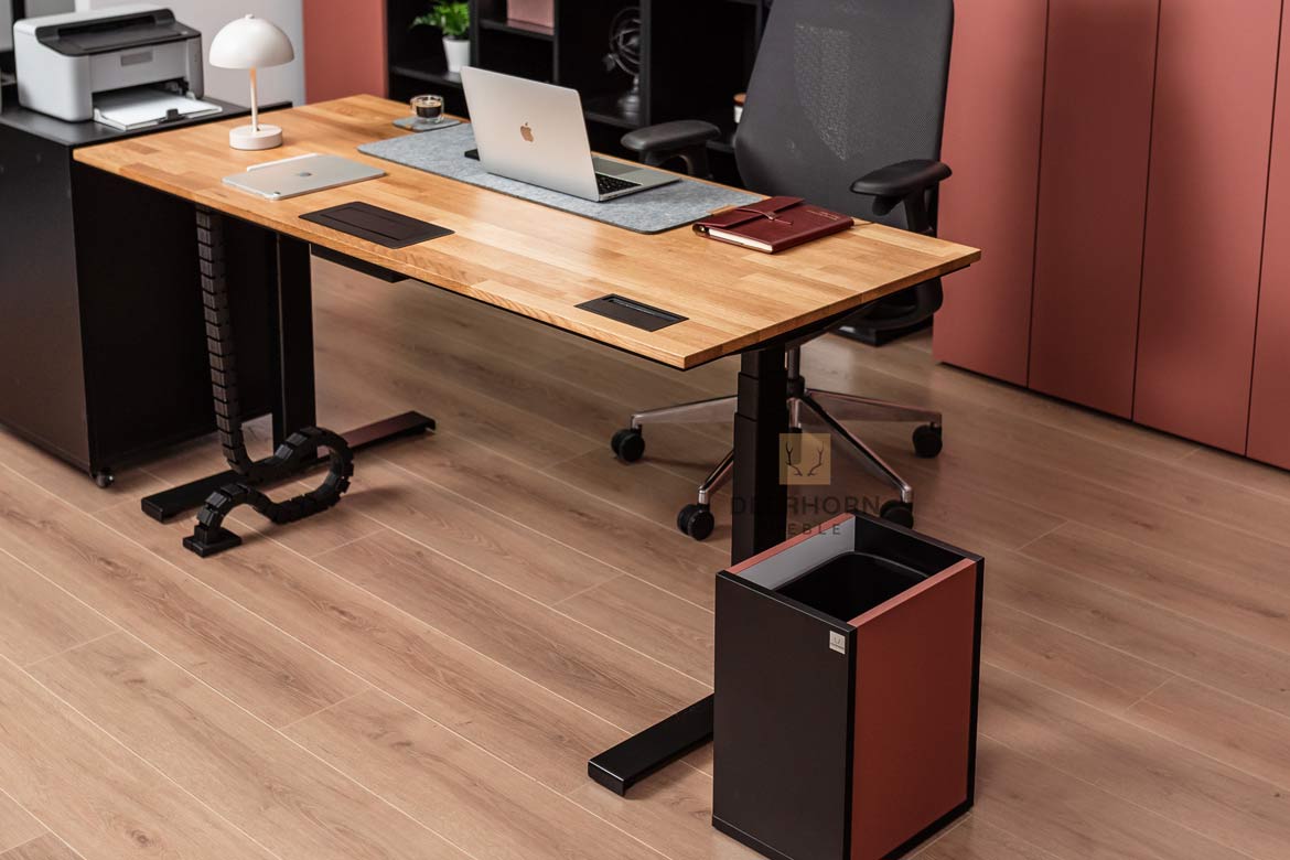 kosz-biurowy-z-biurkiem-regulowanym kosz biurowy z biurkiem regulowanym