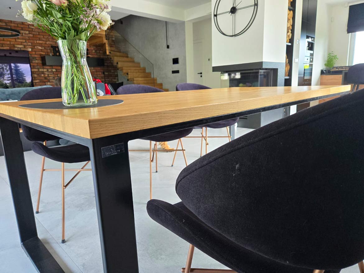 Wooden table with black steel base - realization Deerhorn