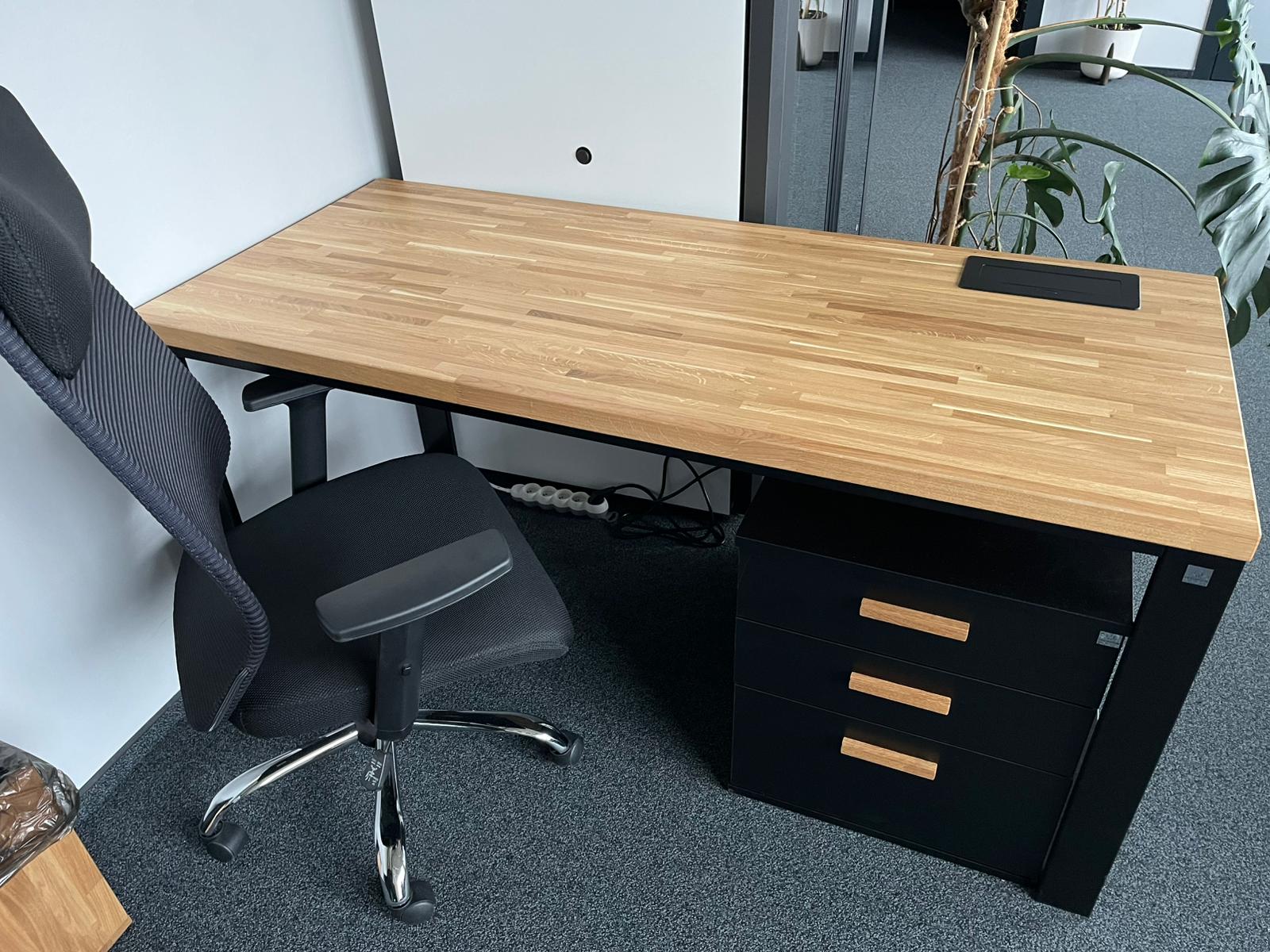 Biurka dla producenta leków dla zwierząt z Wrocławia