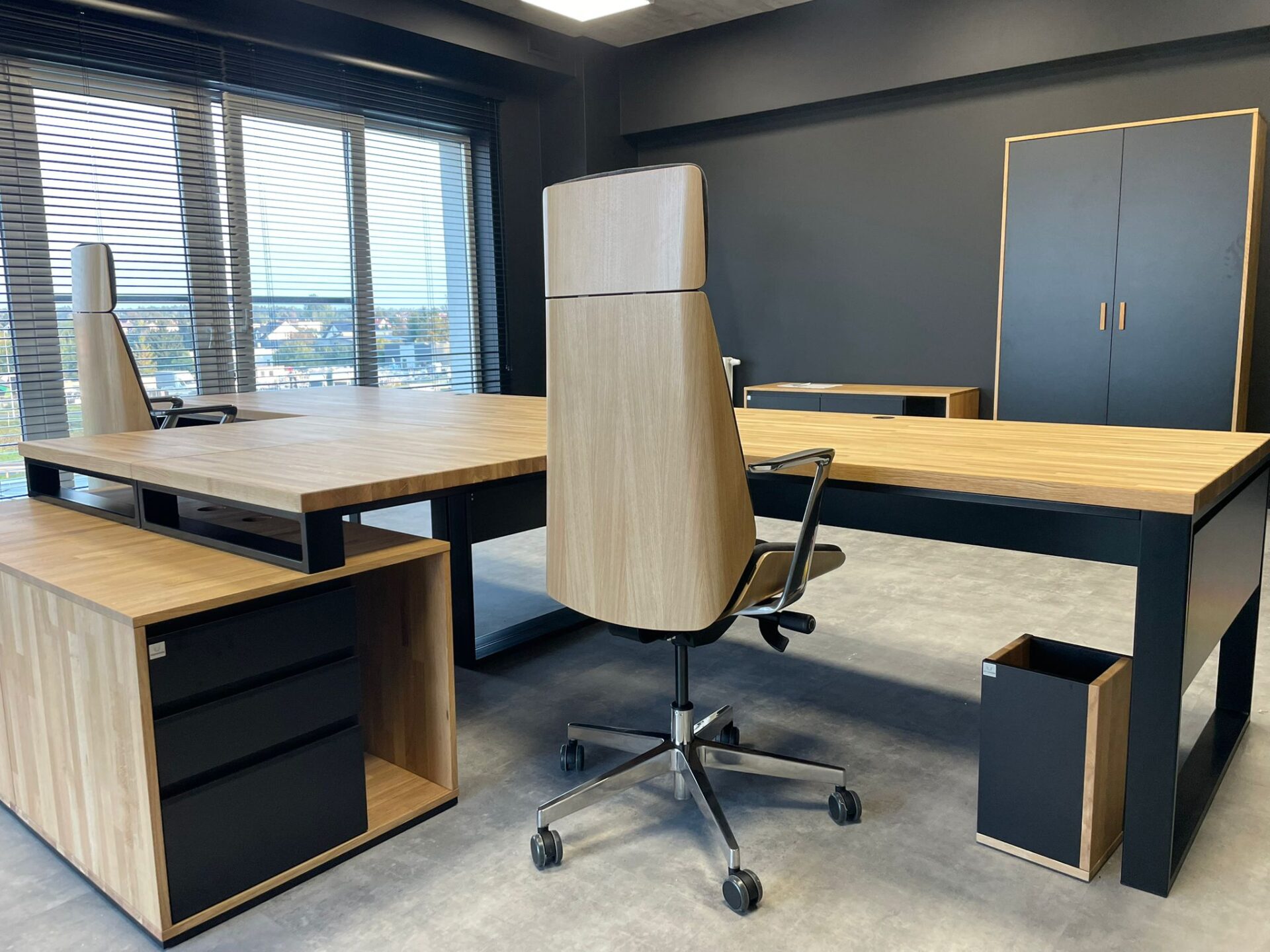 Biurko narożne dla firmy z branży transportowej