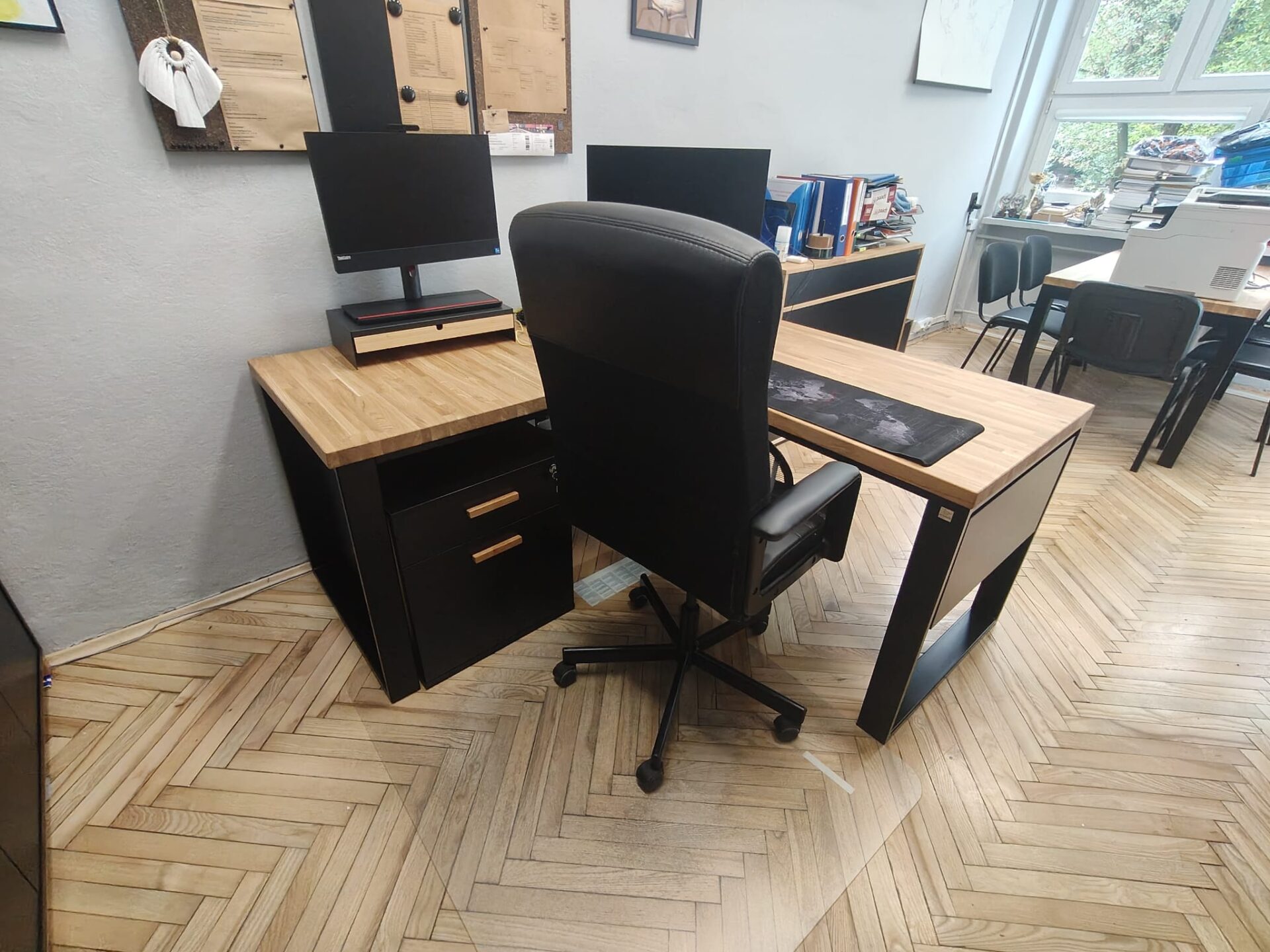 Biurko naroĆŒne do pokoju nauczycielskiego w szkole we WrocĆawiu