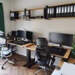 desk-lifting-many-monitors