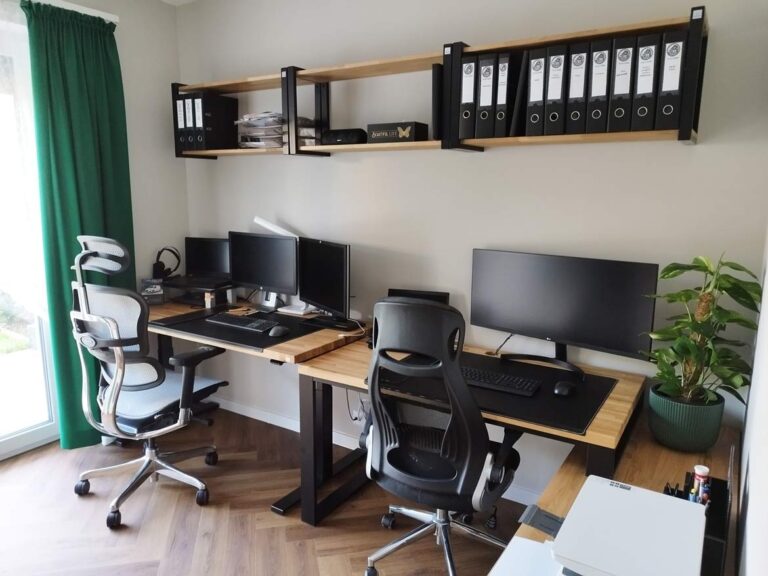 desk-lifting-many-monitors