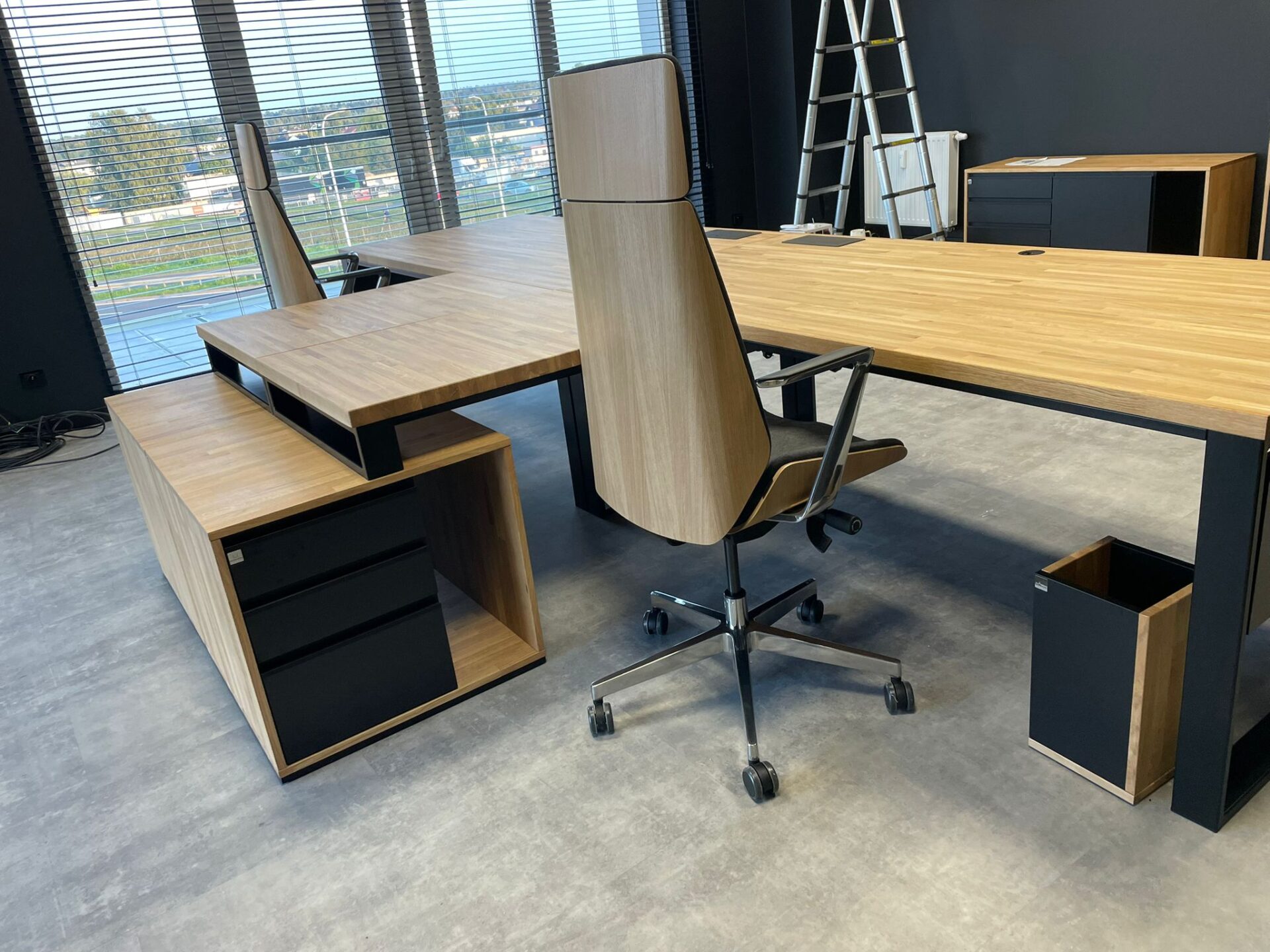 Meble do firmy transportowej z dostawą od Deerhorn