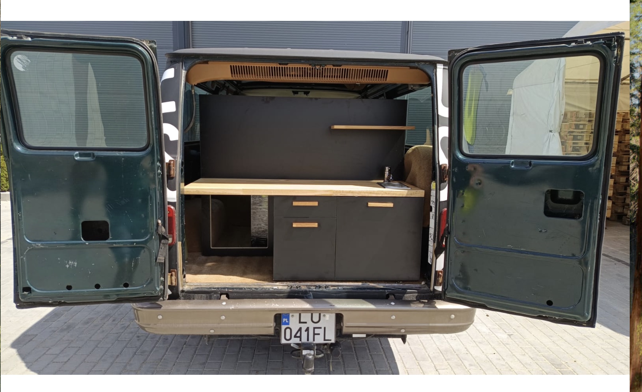 Mobilny bar kawowy z zabudową od Deerhorn