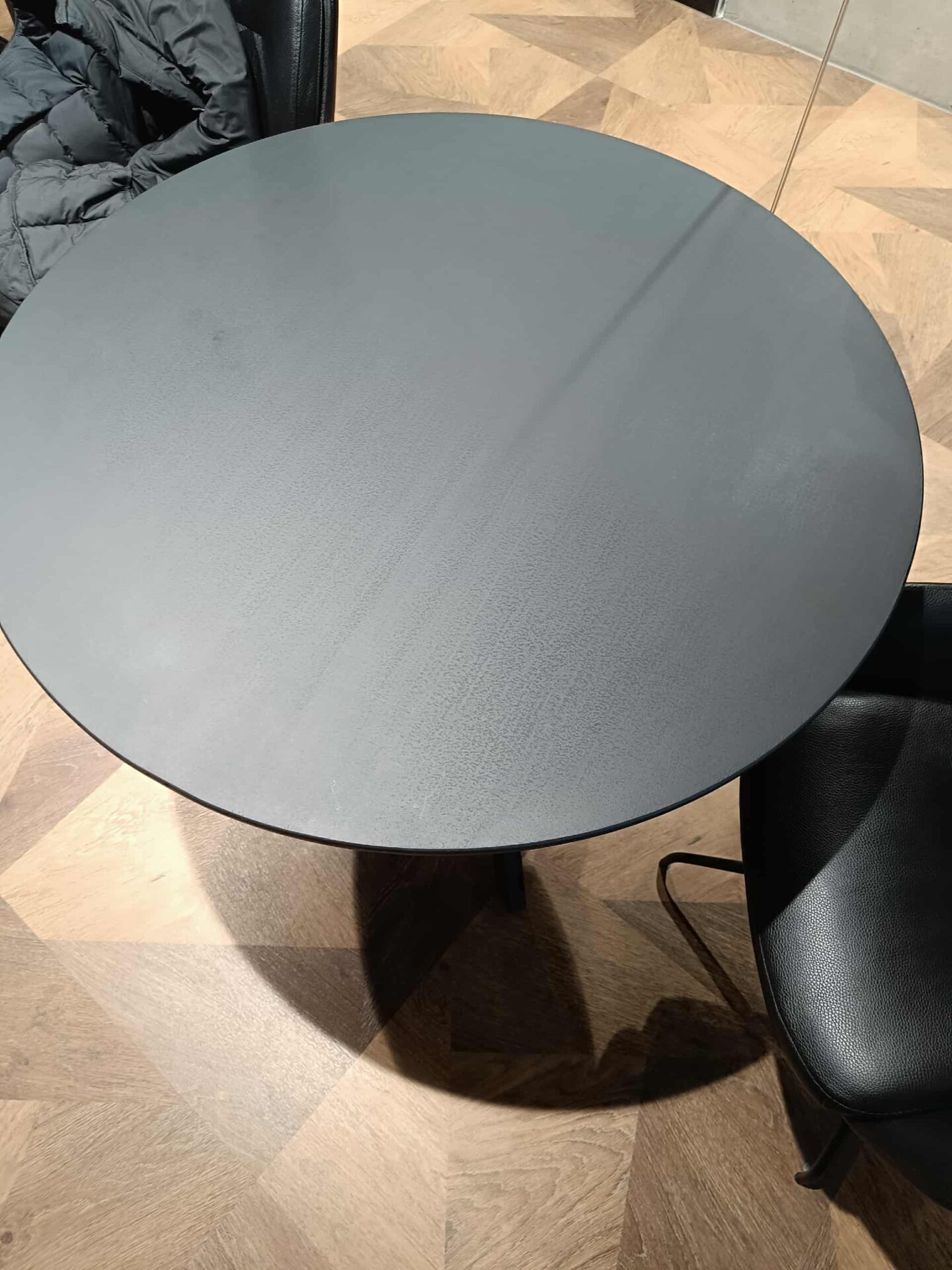 Okrągły cały czarny stół premium z drewnianym blatem