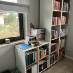 Biały regał i komoda do domowej biblioteki we Wrocławiu