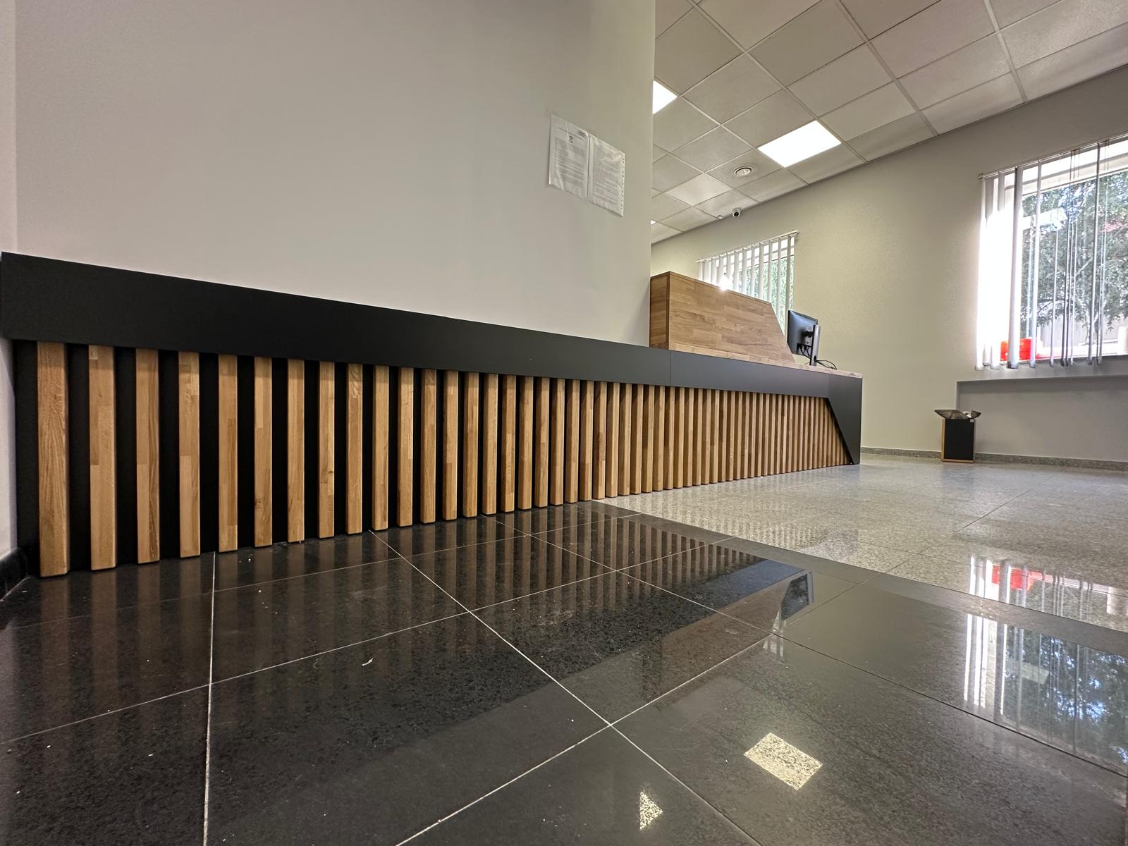 Smart Intech z Warszawy kupuje meble biurowe w Deerhorn