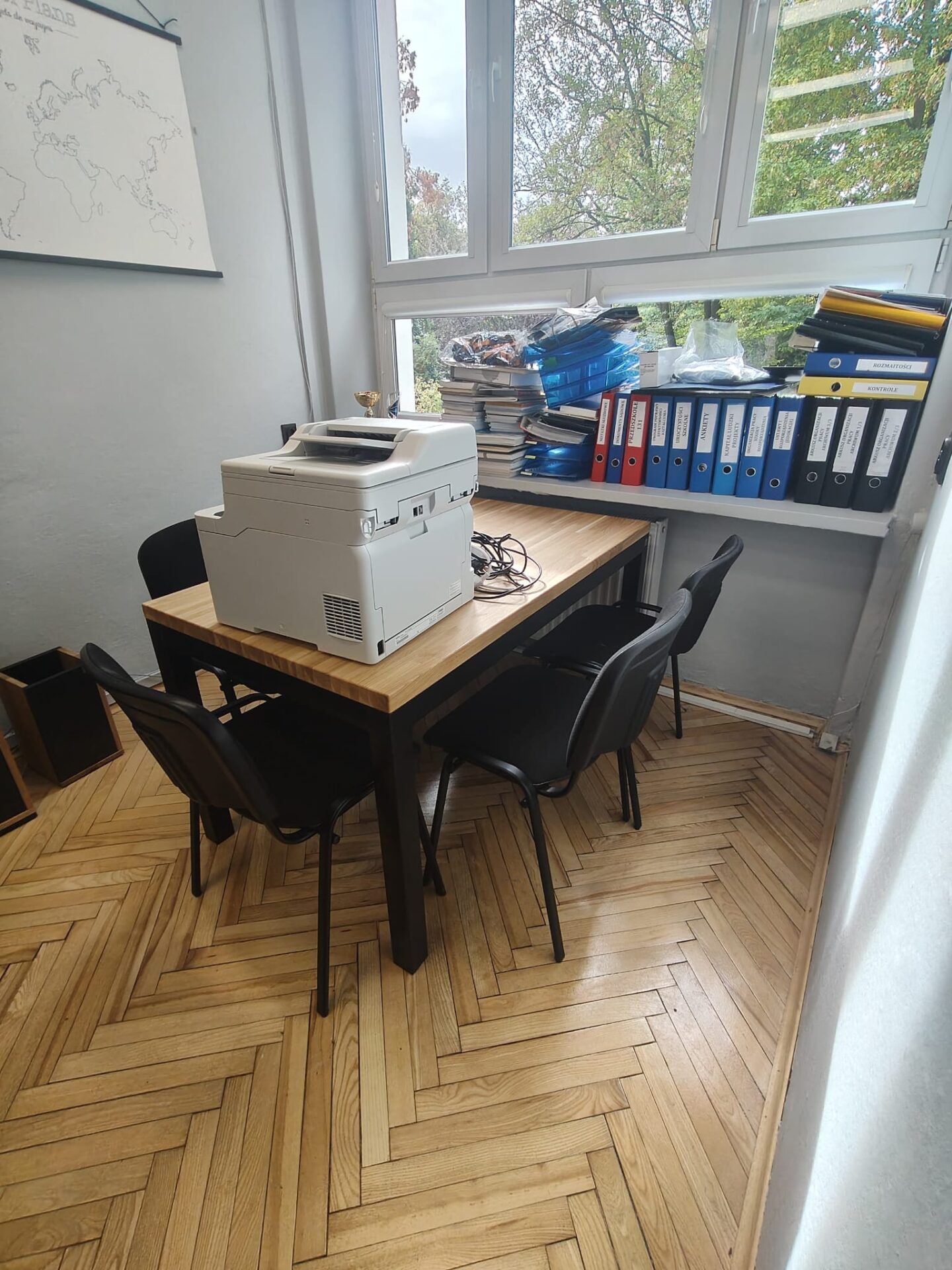 StĂłĆ premium do pokoju nauczycielskiego