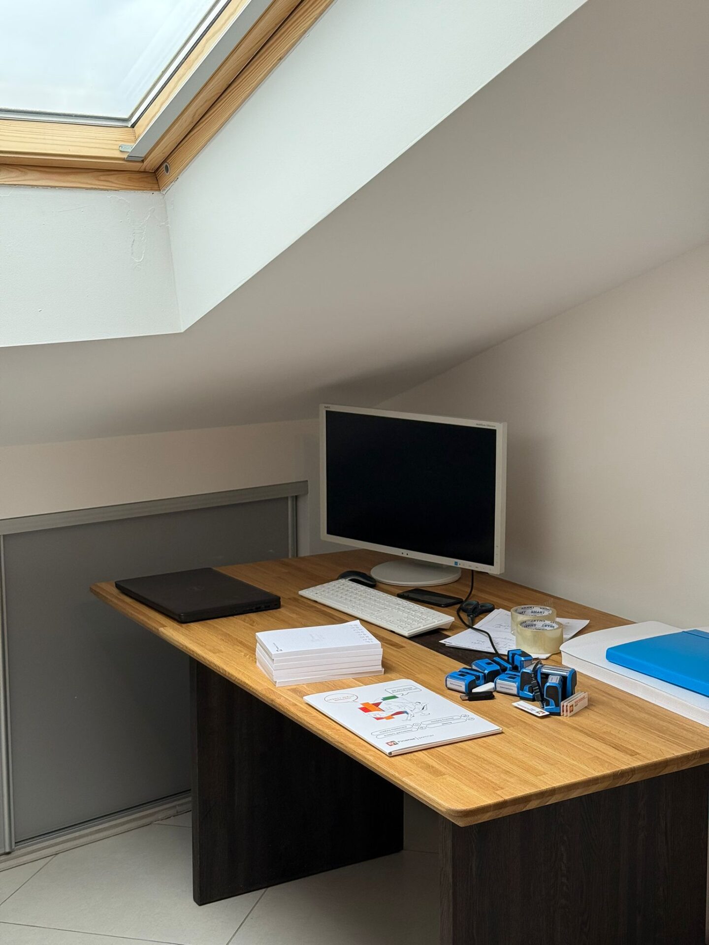 Stół loftowy jako biurko do prazy przy tworzeniu stron www