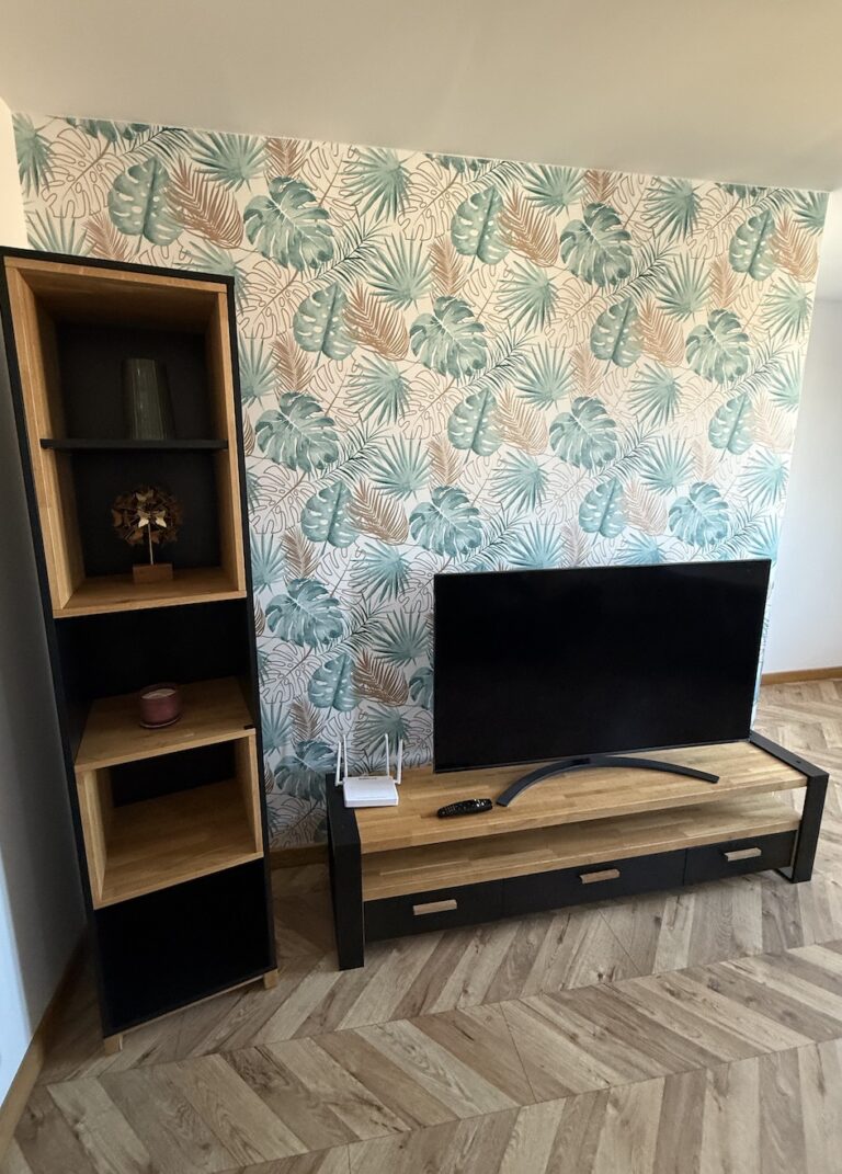 Szafka pod telewizor z dostawą do Poznania