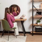 toaletka z lustrem w drewnianej ramie