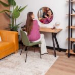 toaletka z półkami do przechowywania kosmetyków