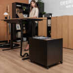 desk for sitting and standing work with a practical pedestal