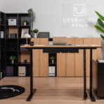 Electric desk that allows standing and sitting work