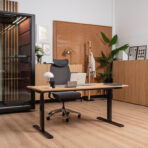 biurko regulowane elektrycznie z budką