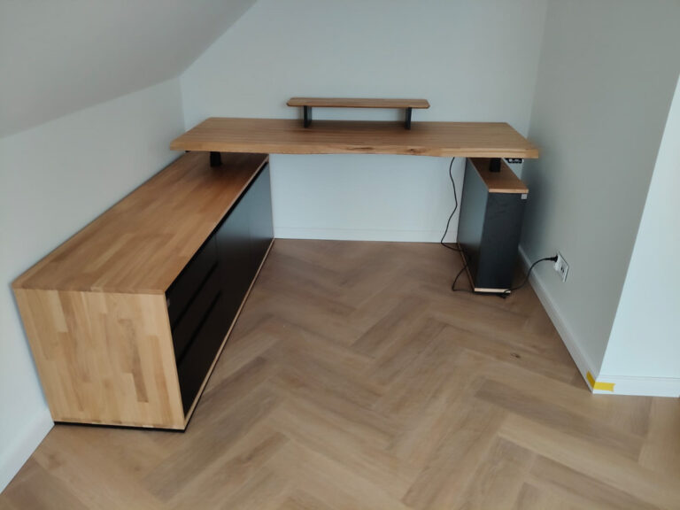 Large corner adjustable desk for Mr. Mateusz from near Warsaw