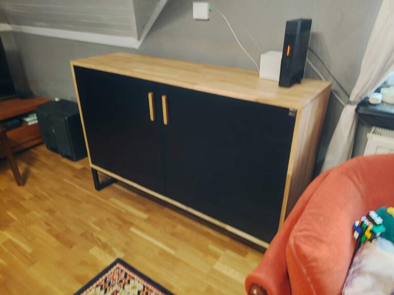 Komoda dwudrzwiowa z drewnem dla Pani Anity z Krakowa